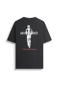 Crna pamučna majica s centralnom bijelom grafikom figure u odijelu, uz tekst "ANTONY MORATO" u podebljanim bijelim i crvenim slovima ispod.