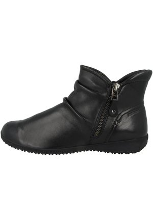 Des bottines en cuir noir présentent un design incurvé, une fermeture éclair extérieure et une semelle texturée avec une traction subtile, offrant un ajustement souple et flexible.