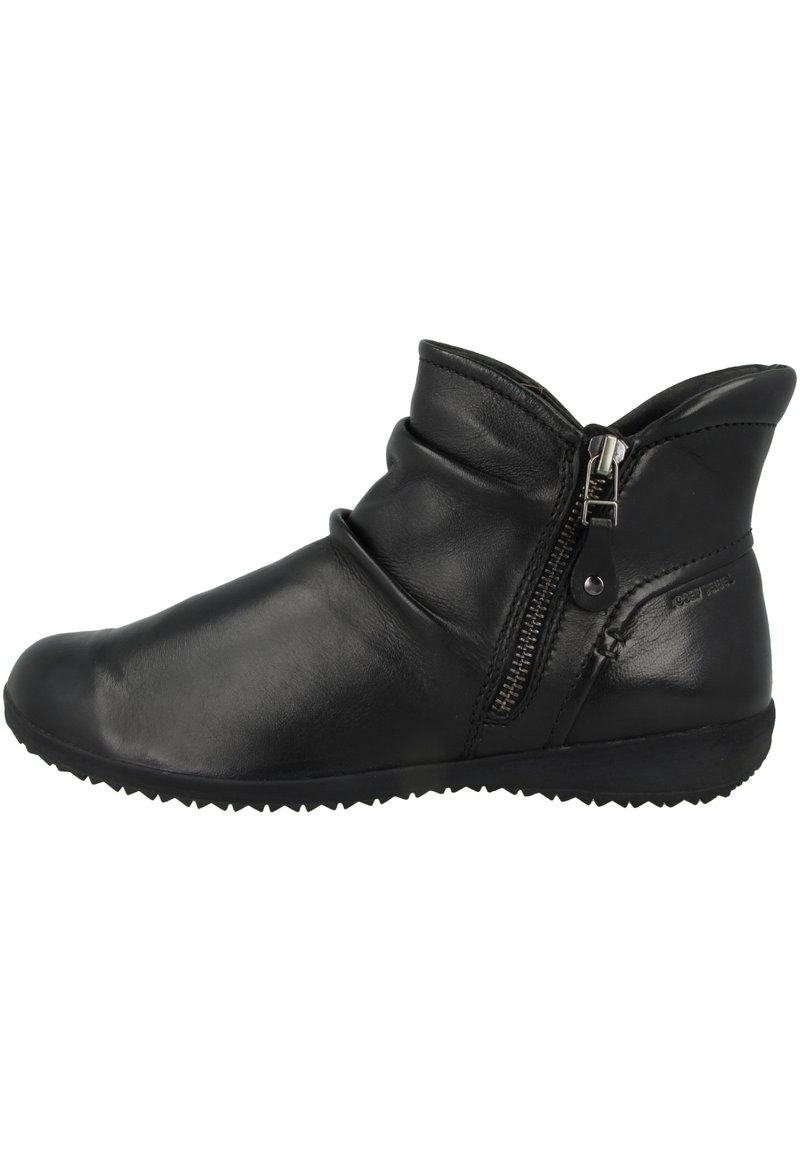 Schwarze Leder-Stiefeletten verfügen über ein geschwungenes Design, einen externen Reißverschluss und eine strukturierte Sohle mit subtiler Traktion, die einen weichen, flexiblen Sitz bietet.