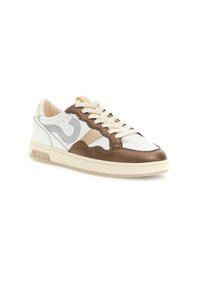 Ruskeat ja valkoiset tennarit, joissa on nahka- ja mokkaponteista, pyöreä kärki, beige värit, nauhoilla suljettava malli ja logo-yksityiskohta sivussa.