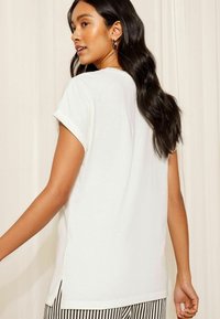 Friends Like These SHORT SLEEVE POCKET - REGULAR FIT  - Tričko s potlačou - ivory white