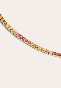 Goldfarbener Armband mit einer Reihe von quadratisch geschliffenen, mehrfarbigen Steinen in Gelb-, Rosa- und Orangetönen, mit einer glatten, polierten Oberfläche.
