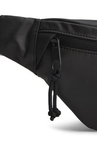 Fekete deréktáska texturált, szakadásálló anyagból. Cipzárral záródik, húzófüllel, valamint állítható pánttal a biztonságos viselet érdekében.