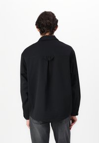 Jack & Jones JCOHELVETICA PARACHUTE OVERSHIRT - Krekls - black
