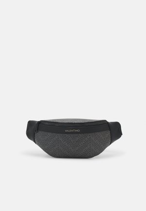 Banane noire Valentino avec motif logo répétitif, fermeture éclair noire et sangle ajustable sur fond blanc.