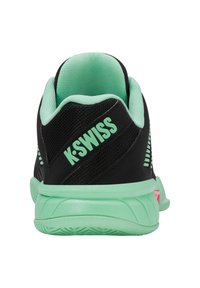 Juoda ir mėtų žalia K-Swiss sportinė avalynė, matoma iš nugaros, pabrėžianti paminkštintą kulną ir tekstūruotą padą.