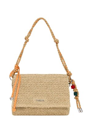Bolso bandolera tejido beige con asa trenzada, borlas de cuero, cuentas de colores y logo metálico "Desigual" en la solapa frontal.