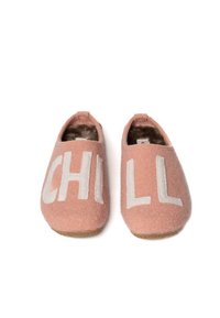 Pantofole in feltro rosa con la parola "CHILL" in bianco, con un morbido rivestimento interno e un design semplice per essere indossate facilmente.