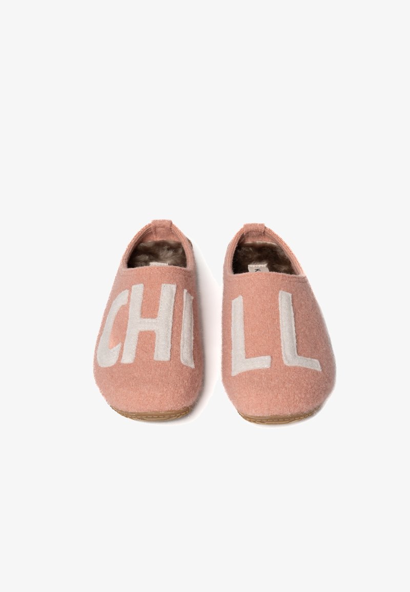Różowe filcowe kapcie z napisem "CHILL" w białym kolorze, z miękką podszewką wewnętrzną i prostym, zakładanym fasonem.