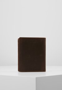 Hnědá kožená peněženka s hladkým povrchem, s designem na přehyb a viditelným švem. Kompaktní obdélníkový tvar s čistým provedením.