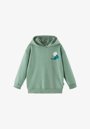 Zelená mikina s kapucí a dlouhými rukávy, žebrovanými manžetami a bílým a modrým geometrickým logem na hrudi.