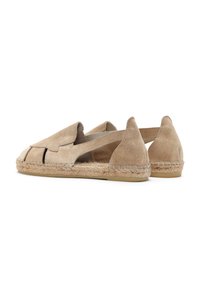 Beige Wildleder-Espadrilles mit Ausschnittdesign, einer espadrilleartigen geflochtenen Jutesohle und einer flachen Gummisohle für besseren Halt.