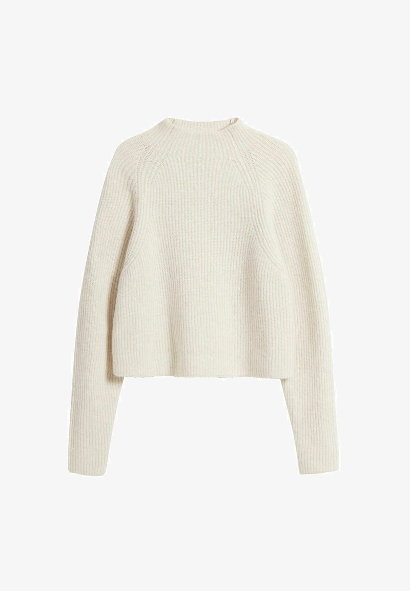 Valkoinen ribattu neulepaita, jossa on pyöreä kaula-aukko, pitkät hihat ja lyhyt helma. Pehmeä rakenne, jossa on hienovarainen pystysuuntainen kuvio.