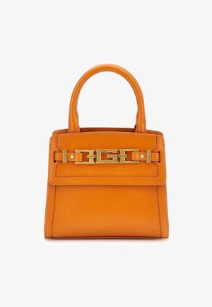 Pequeño bolso de piel naranja estructurado con asas redondeadas y un cierre decorativo dorado en la solapa frontal.