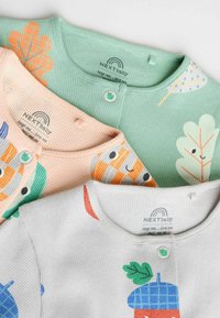 Drei Babyoberteile: eines mintgrün mit orangefarbenen Blättern, eines pfirsichfarben mit Tierstreifen und eines grau mit bunten Eichel-Motiven. Alle haben Druckknöpfe.