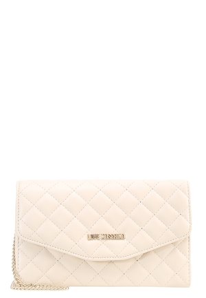 Kremowa pikowana skórzana kopertówka z złotym łańcuszkiem i logo "LOVE MOSCHINO" na przedniej klapie.