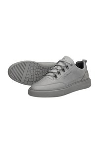 Grijze sneakers met een soepele leren bovenkant, ronde neus, vetersluiting, gemodelleerde rubberen zool en contrasterende hakaccenten.