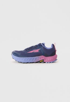 Terrengløpesko i nyanser av marineblått, lilla og rosa. Mesh-overdel, teksturert såle, Vibram-logo på siden og en polstret hæl.