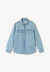 Camisa de denim azul claro con frente de botones, cuello puntiagudo, dos bolsillos en el pecho y mangas largas. Presenta detalles de costura sutiles.