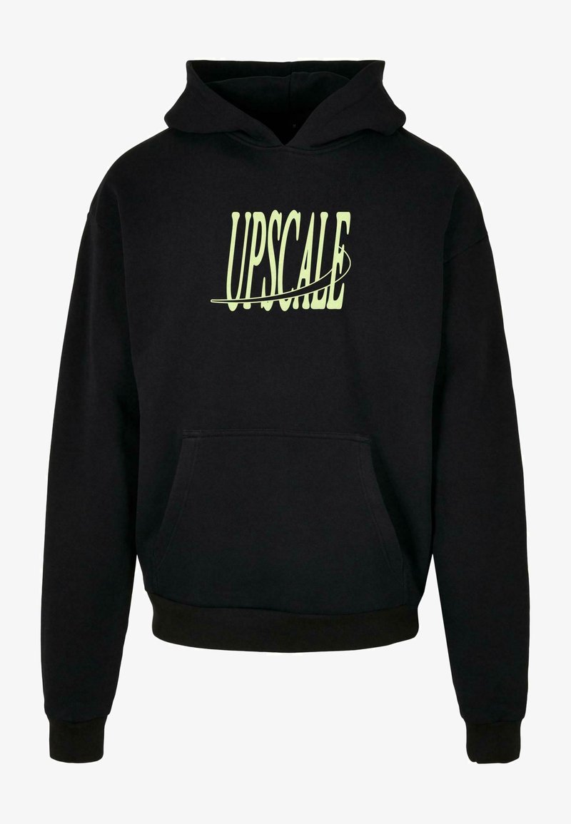 Felpa nera realizzata in materiale morbido, dotata di tasca a marsupio e cappuccio con cordoncino. "UPGRADE" in caratteri grassetto di colore verde chiaro sulla parte anteriore.