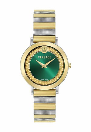 Versace polshorloge met een goud- en zilvergestreepte metalen band, groene wijzerplaat, gouden kettinkdetail en gouden wijzers die 10:10 aangeven.