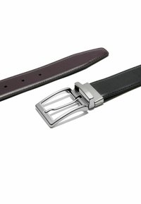 Cinturón de cuero negro y burdeos con una hebilla rectangular plateada. Presenta múltiples agujeros para ajustes de tamaño y acabados suaves.