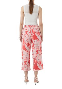 Rote Cargohosen mit floralem Muster und weitem Bein. Hergestellt aus leichtem Stoff, mit elastischem Bund und glatter Textur.