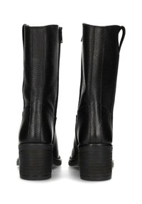 Botas de tobillo de cuero negro con un acabado texturizado, que cuentan con un tacón bajo y rectangular y una cremallera lateral para el cierre.