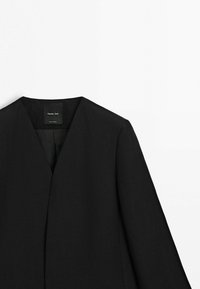 Černé sako na zakázku s výstřihem do V, dlouhými rukávy a bez viditelných knoflíků, zobrazené na bílém pozadí.