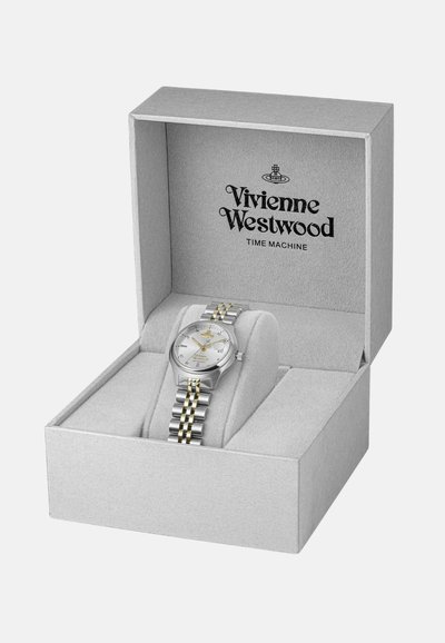 Vivienne Westwood-horloge in een grijze doos. Het horloge heeft een zilveren wijzerplaat, een mix van zilveren en gouden bandkoppeling, en een ronde behuizing van roestvrij staal.
