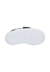 Suela de goma blanca con patrones de agarre texturizados y sección superior verde. Cuenta con una correa de gancho y bucle para un ajuste seguro.