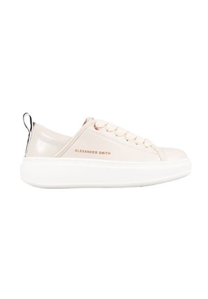 Sneaker in pelle bianca con punta arrotondata, design con lacci e suola in gomma bianca a contrasto. Presenta un logo in oro rosa sul lato e una linguetta per il rientro.