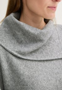 Grauer Strickpullover mit weitem, umgeschlagenem Schalkragen und subtiler Textur. Hat einen glatten, warmen Stoff mit leicht lockerer Passform.