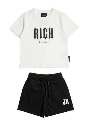 T-shirt bianca a maniche corte con la scritta "RICH Richmond" abbinata a pantaloncini neri con vita elastica e iniziali bianche "JR" sulla gamba.