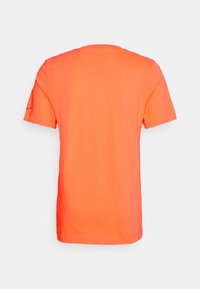 Jednoduché jasně oranžové tričko s krátkým rukávem zobrazené zezadu na bílém pozadí, bez viditelných log nebo vzorů.