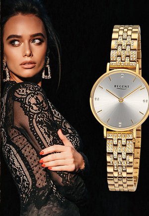 Montre dorée avec un cadran argenté et des accents en cristal. Dispose d'un design à bracelet lié, d'un boîtier rond et de marqueurs horaires simples.