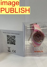 Reloj de silicona a rayas rosa y blancas en una caja de plástico transparente, con una esfera redonda que tiene marcadores de hora negros y un acento rojo. Manual de instrucciones incluido.
