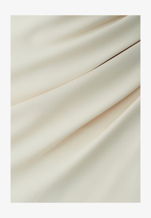 Mekana, lagana tkanina s glatkom teksturom u off-white boji, s blagim naborima i suptilnim sjajem.