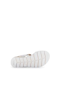 Witte sandal met bruine accenten, voorzien van een geprofileerde rubberen zool en een crisscross strapontwerp. Vloeiende materialen met flexibele constructie.
