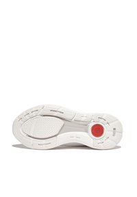Witte sneakerzool met gestructureerd rubber en een ronde rode accent. Bevat groeven voor grip. Minimalistisch ontwerp zonder zichtbare logo's.