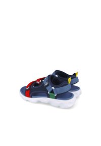 Sandalias de color azul marino con acentos en rojo, verde y amarillo. Con correas ajustables, plantilla texturizada y suela blanca acolchada.