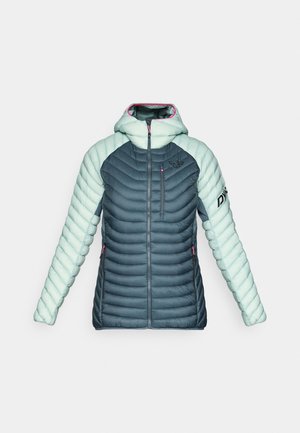 Doudoune à capuche avec un corps bleu marine et des panneaux bleu aqua. Poches zippées, texture côtelée et un logo sur la manche.