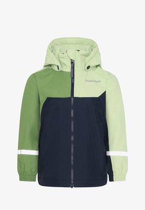 Børne regnjakke med farveblokke i lysegrøn, mørkegrøn og marineblå med hætte, lynlås foran, elastiske manchetter og reflekterende bånd på ærmerne.