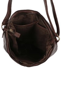 Sac bandoulière en cuir marron avec ouverture zippée sur le dessus montrant des poches intérieures et une longue bandoulière réglable.