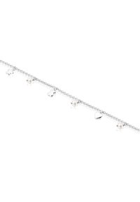 Pulsera de plata con perlas redondas alternas y formas de colgante (estrella, corazón, nube). Diseño de eslabones, textura suave, acabado elegante.