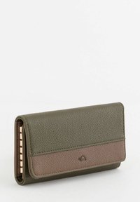 Portefeuille en cuir vert et marron avec une finition texturée, présentant un design pliable et des accents dorés le long des bords.