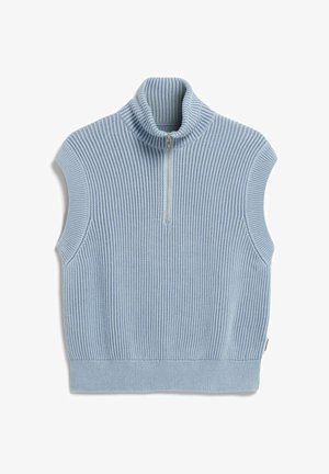Lichtblauwe mouwloze gebreide trui zonder mouwen met geribbelde textuur en een halve rits funnelhals.