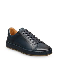Basket en cuir marine avec bout rond, texture lisse, accents orange contrastants sur les lacets et semelle en caoutchouc. Design classique à tige basse.