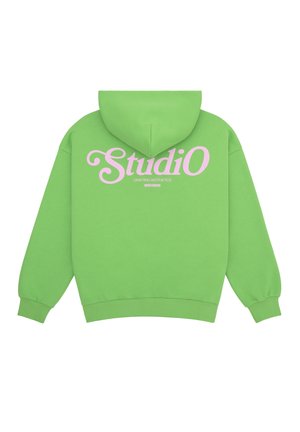 Zielona bluza z kapturem z różowym napisem "StudiO" i mniejszym napisem "Crafting Aesthetics WRSTBVR" na plecach.