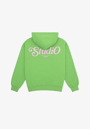 Zielona bluza z kapturem z różowym napisem "StudiO" i mniejszym napisem "Crafting Aesthetics WRSTBVR" na plecach.